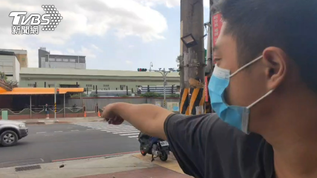 目擊民眾指著案發地點表示，當時看到的時候，幼童已飛出去倒地。（圖／TVBS）