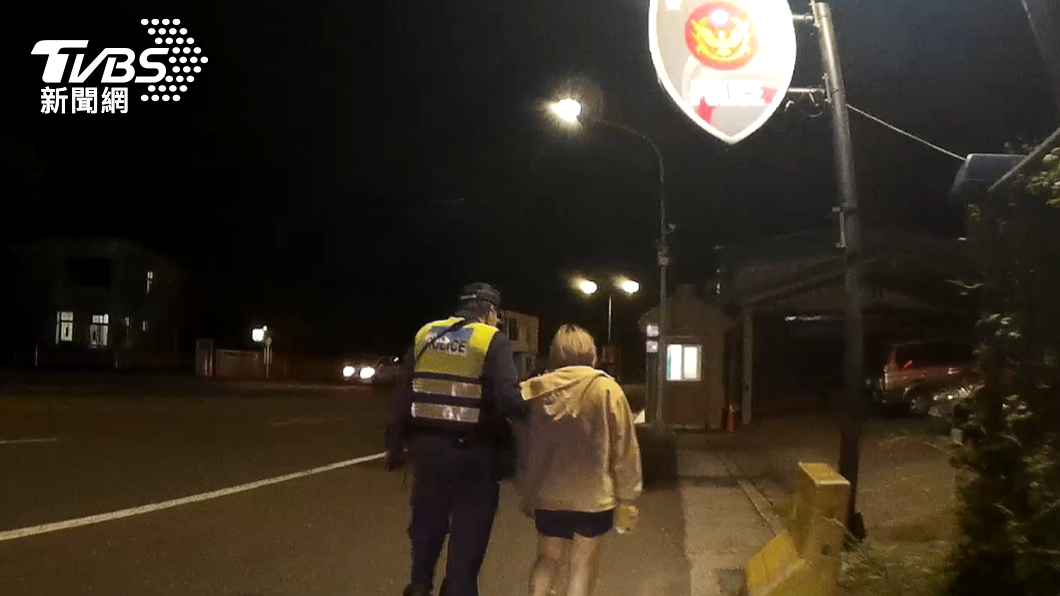 員警將女子帶回派出所休息。（圖／TVBS）