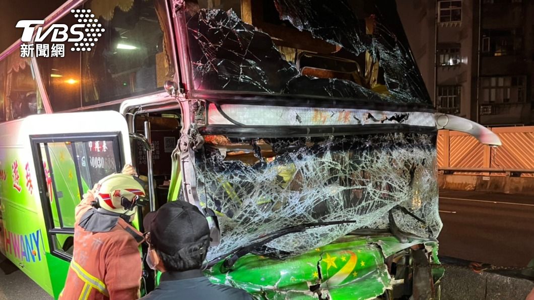 國三北上汐止段4車追撞5傷!週五下班塞爆時速僅18公里