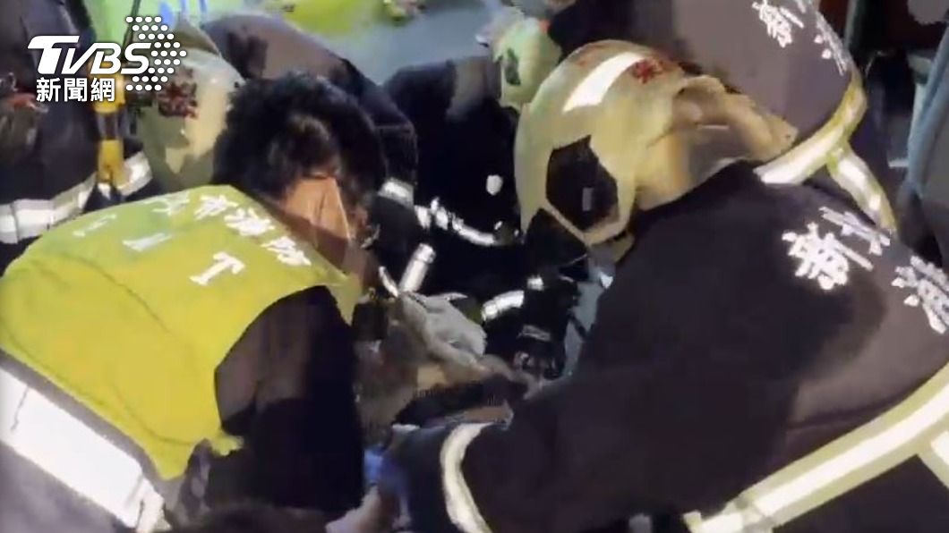 消防人員將遊覽車駕駛救出。（圖／TVBS）