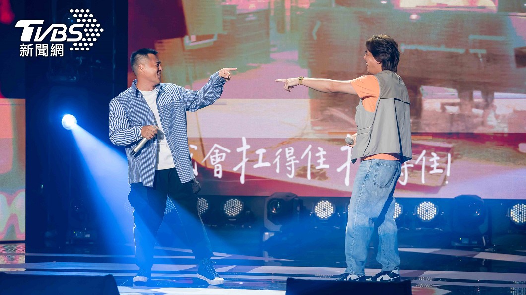 竇智孔(圖左)、柯有倫上TVBS全新華語音樂節目《#T-POP我們聽大的!!》。(圖/TVBS)