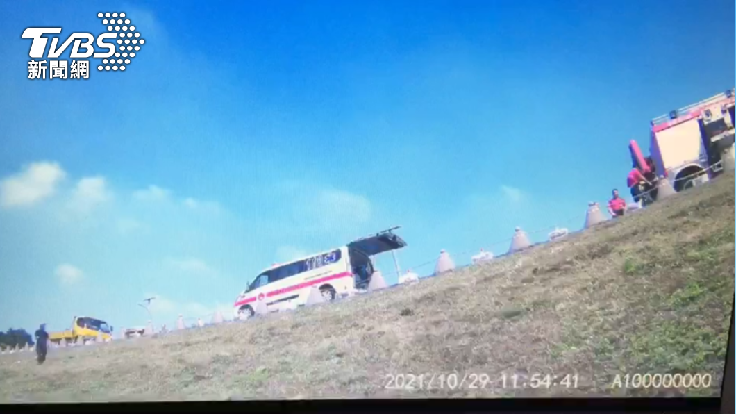 辜女受傷位置在邊坡,消防員請求蘭潭救護車支援,用吊臂將她吊掛上來。(圖/消防提供)