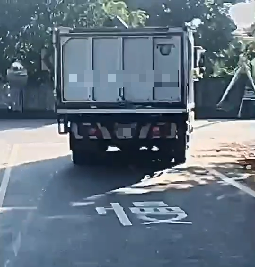 民眾跟拍資源回收車,發現車斗載滿死豬,憂疫病傳染。(圖/民眾提供)