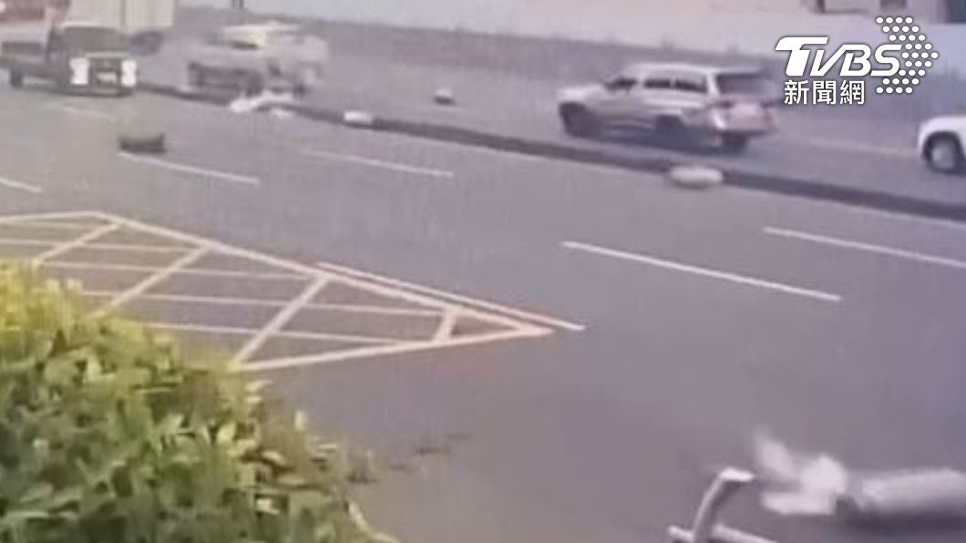 路過車輛緊急閃避。（圖／TVBS）