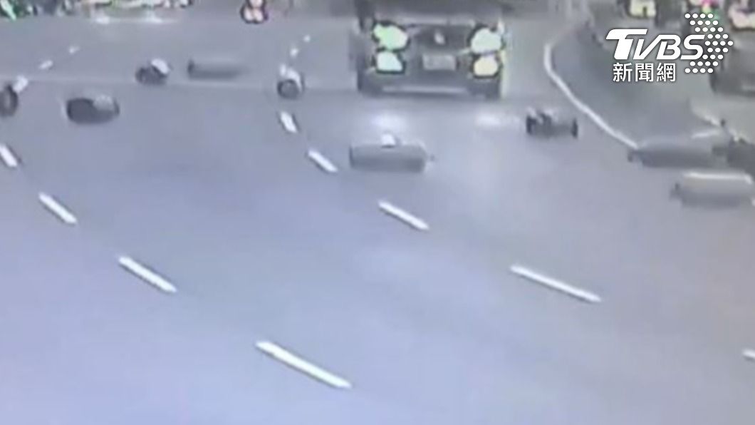 瓦斯罐從小貨車上掉落。（圖／TVBS）