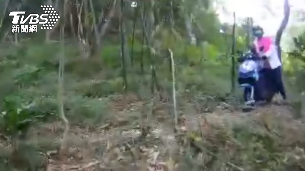 警方在虎頭山停機坪6號高壓電塔下，發現陳男與翻覆損壞的機車。（圖／警方提供）