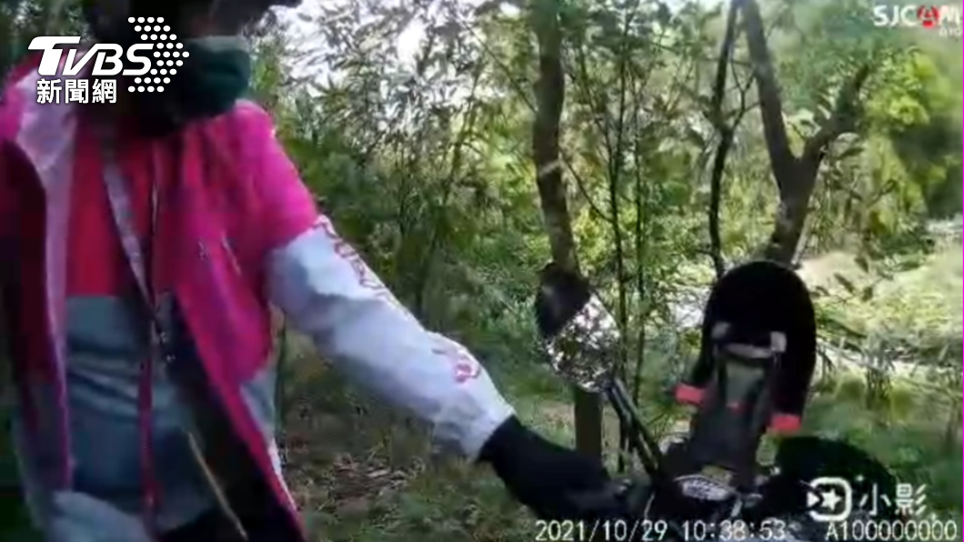 陳姓外送員依照導航走捷徑送餐，受困山區，警方協助推車下山。（圖／警方提供）