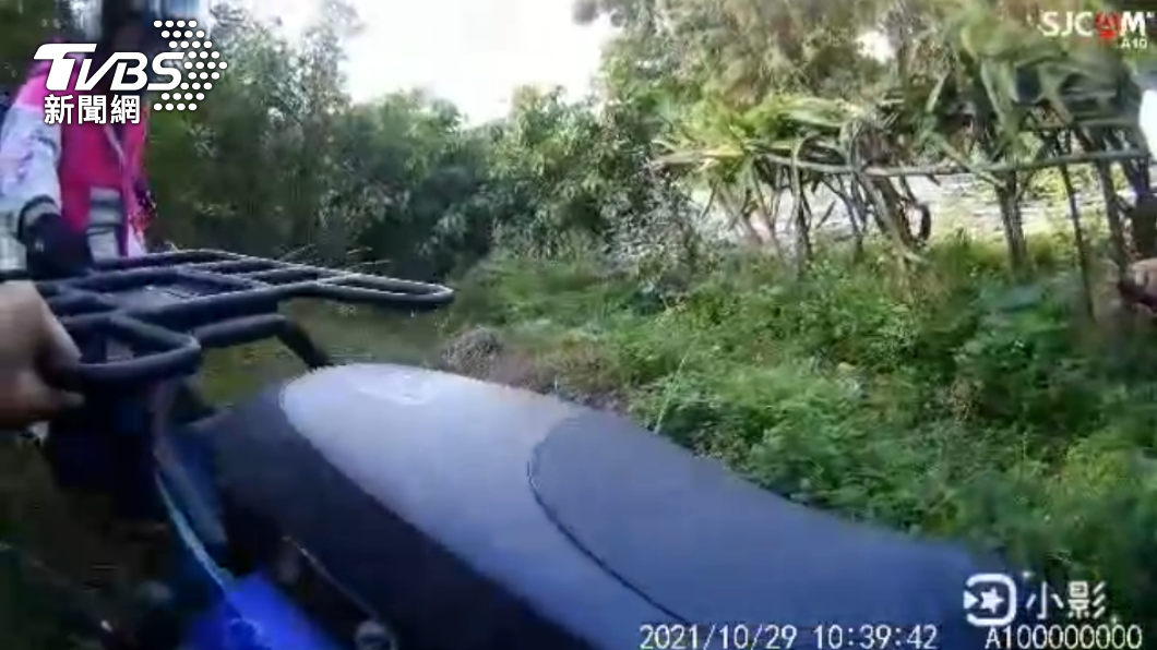 陳姓外送員依照導航走捷徑送餐，受困山區，警方協助推車下山。（圖／警方提供）