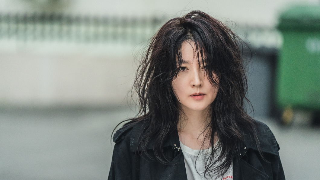 氧氣女神崩壞!李英愛變「宅女神探」秀絕招:徒手抓蒼蠅