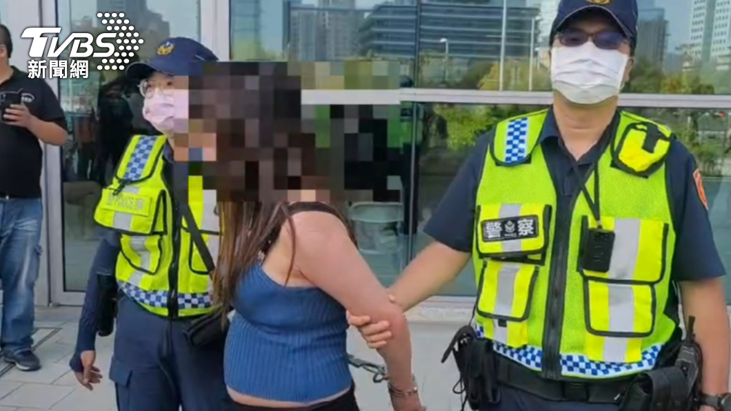 孫女大鬧接種站，被警方上銬逮捕。（圖／民眾提供）