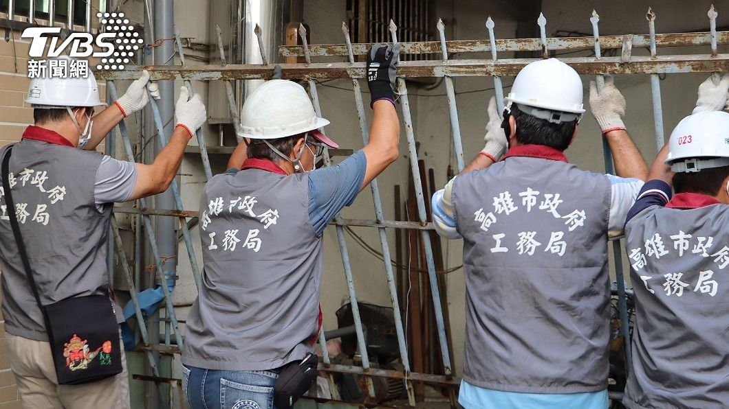 工務局拆除無管委會老舊大樓逃生障礙。（圖／高市府提供）