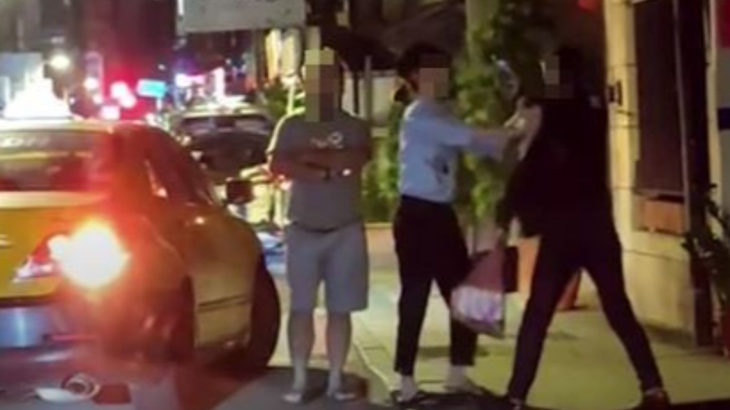 「妳下來不然我跟妳走」!情侶吵架女搭小黃 男攔車飛踢