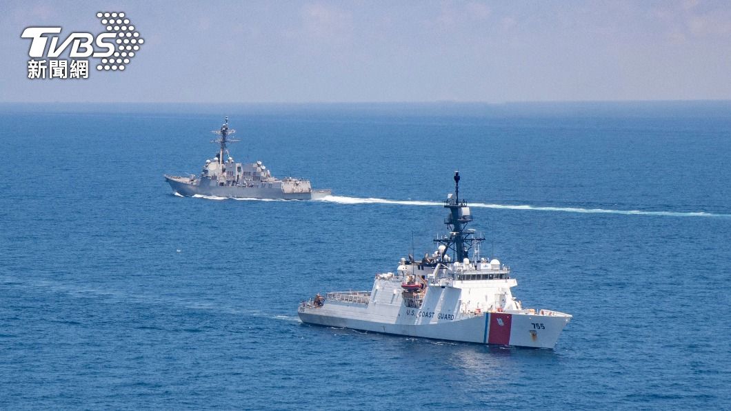 美國海軍艦艇通過台灣海峽。(圖/達志影像美聯社)