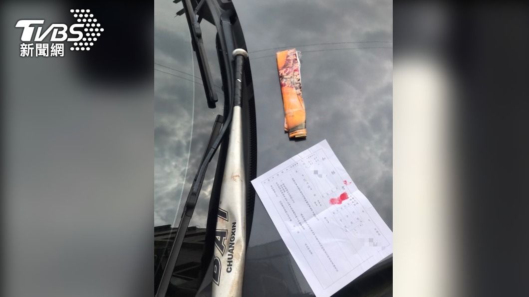 警方搜出陳姓老闆娘等人犯案用的棒球棍與和解書。(圖/警方提供)
