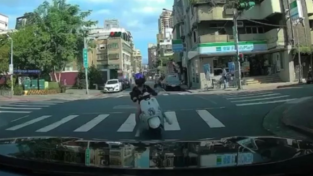 馬尾妹疑似轉彎角度沒抓好。(圖/翻攝自爆料公社)