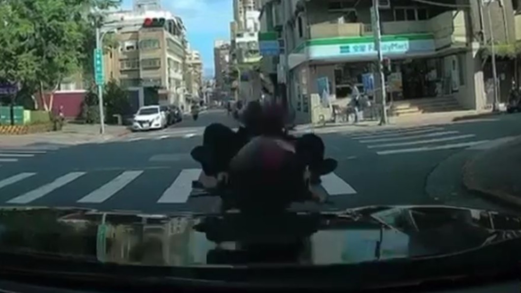 真人撞擊測試？馬尾妹騎車轉彎失控　直衝車頭趴引擎蓋