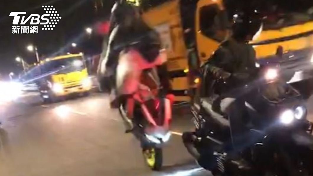 行車糾紛占車道！機車未注意衝撞「翹孤輪」乘客彈飛4傷