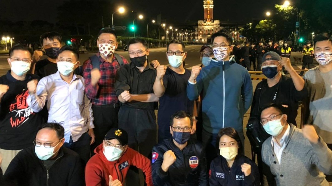 國民黨副秘書長羅智強PO出夜宿凱道照片。(圖/翻攝羅智強臉書)