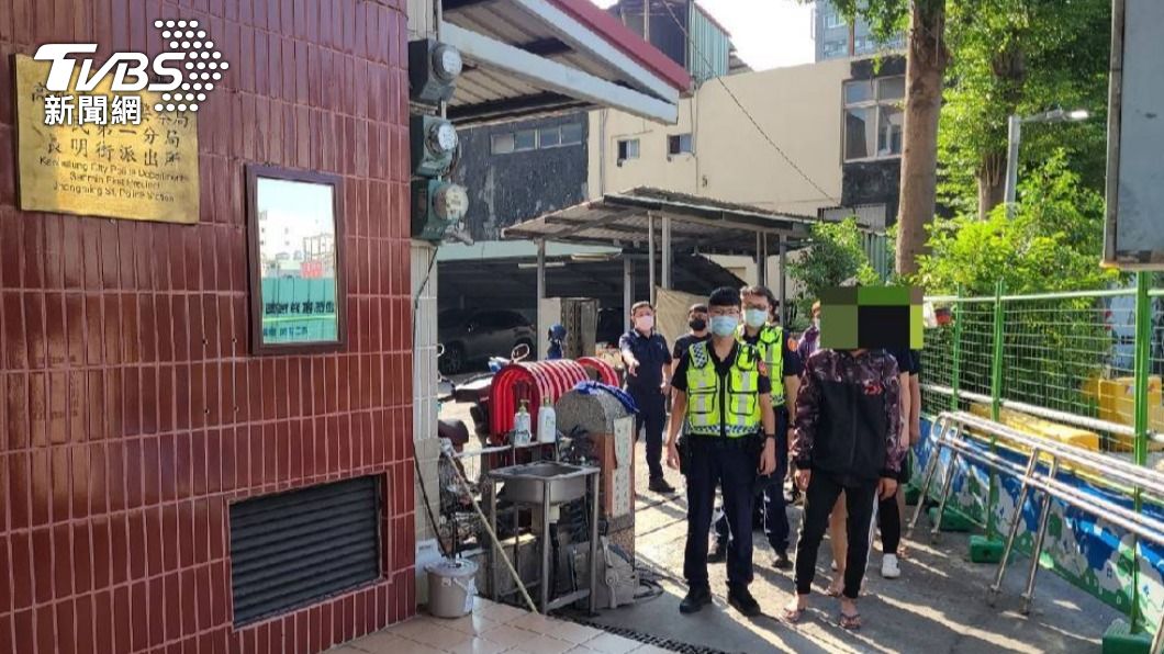 警方將滋事民眾帶回派出所偵辦。(圖/警方提供)