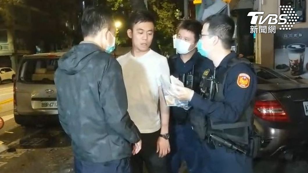 警方在車內搜出毒品殘渣，吳姓男子坦承吸食。（圖／TVBS）