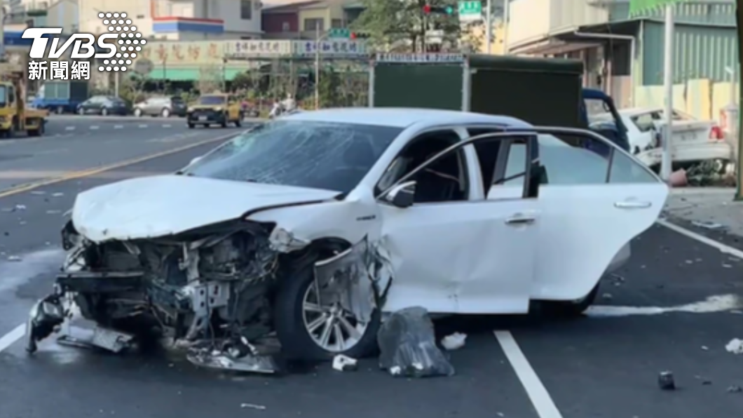 嘉義嚴重車禍!男酒駕逆撞4車 騎士彈飛卡車底亡