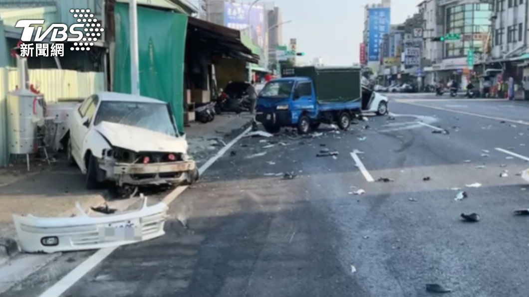 李男酒駕逆撞4車,停在路邊的轎車及貨車都受到波及。(圖/警方提供)