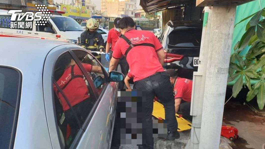 騎士遭撞後,彈飛至路邊車底,救護人員將他送醫後不治。(圖/消防提供)