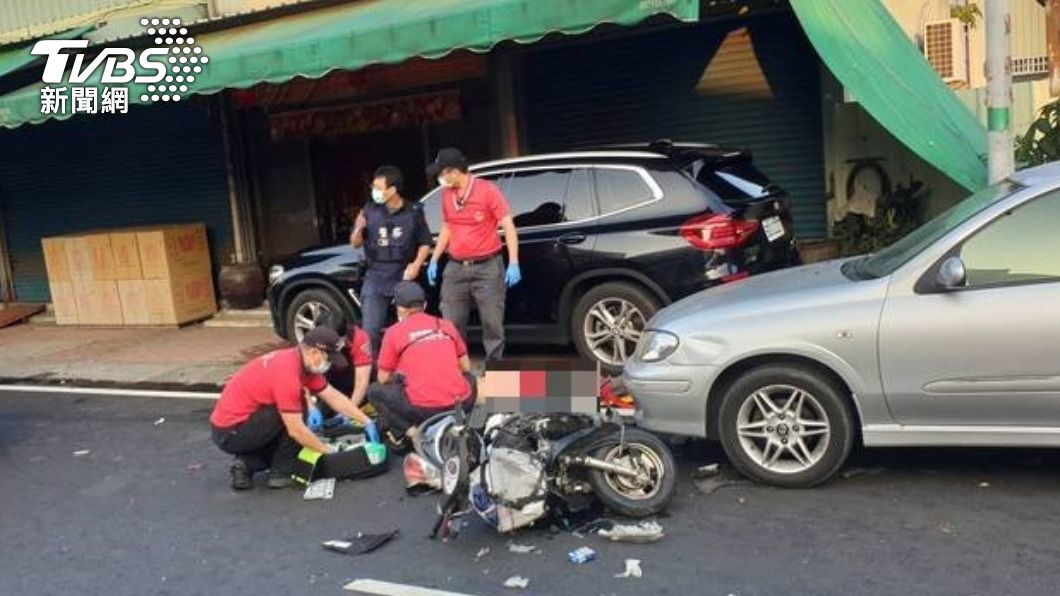 騎士遭撞後,彈飛至路邊車底,救護人員將他送醫後不治。(圖/消防提供)