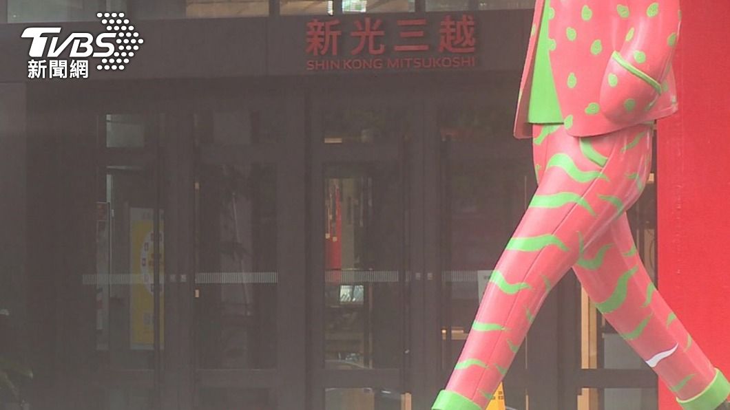 走路不看「臉親大門」!貴婦怒告新光三越求償 結局狠打臉