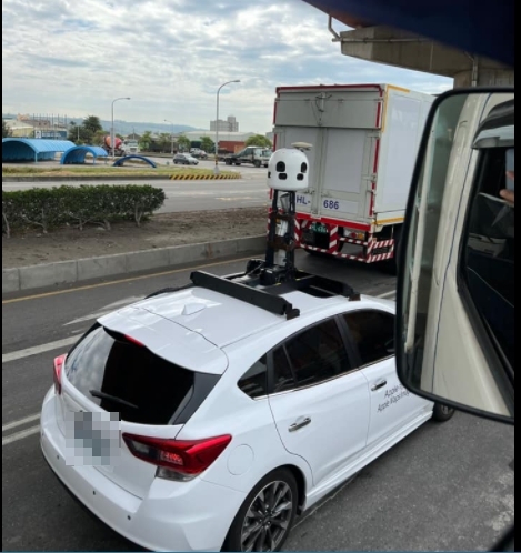 不少網友也貼出自己所碰見的蘋果街景車。(圖/翻攝自《爆廢公社二館》)