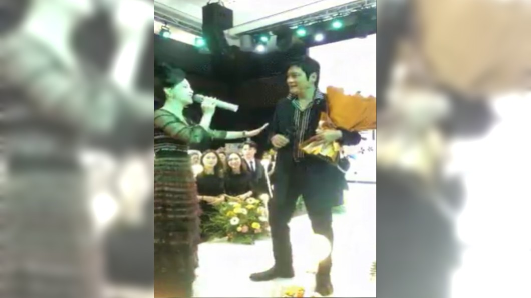 羅嘉良淪貴婦伴舞。（圖／翻攝自微博）