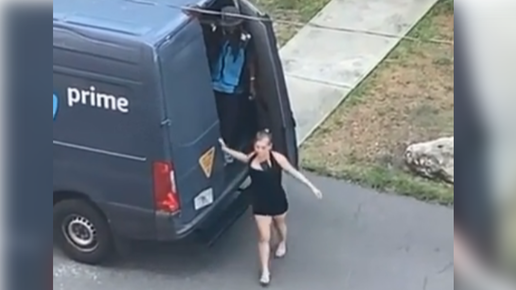一名黑衣女子從車內跳下。（圖／翻攝自Tiktok@patrickhook01）