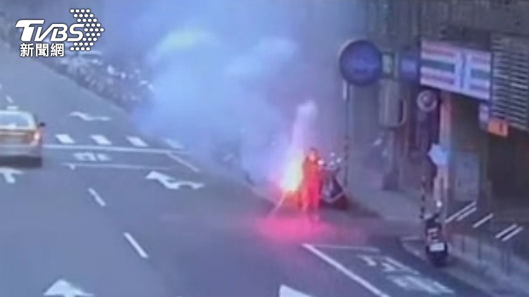 莊男當街燃放信號彈嚇壞人車。（圖／TVBS）
