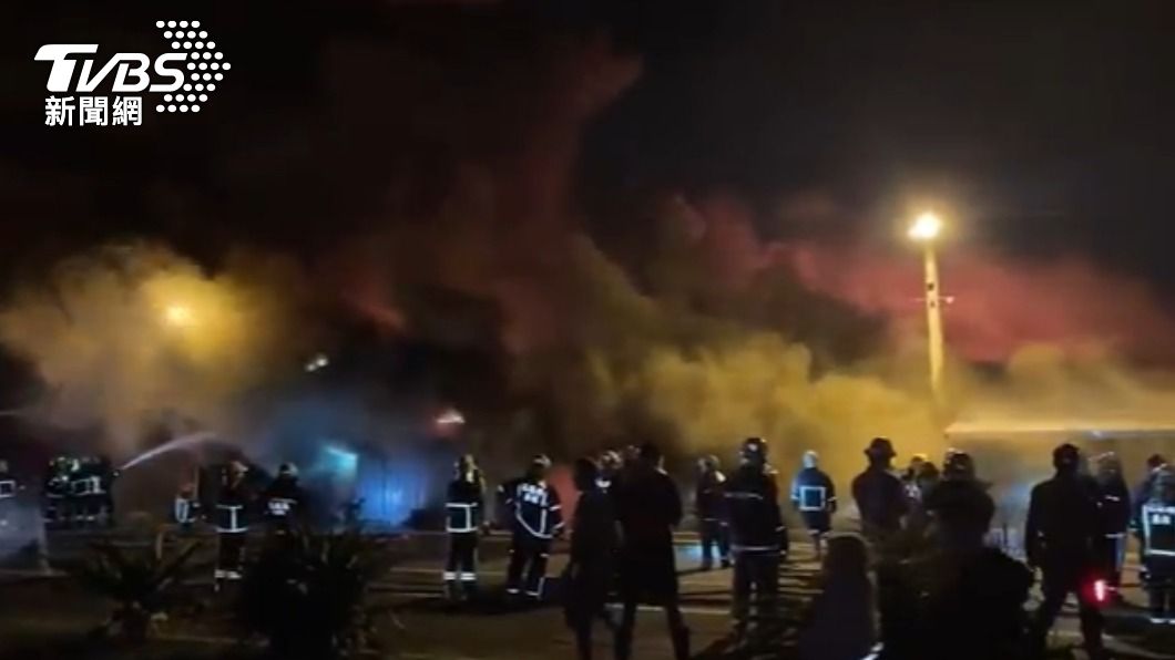 花蓮深夜大火燒8戶!7旬夫婦一度受困 警消破壞鐵皮救人
