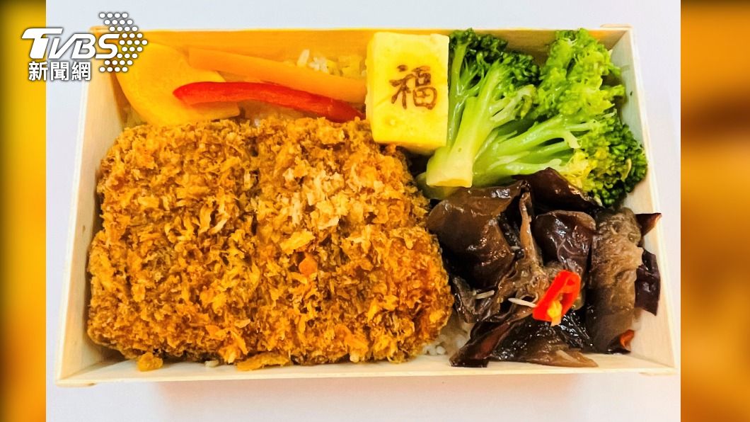 秩父草鞋豬排便當配菜融合台灣及日本風味。(圖/台鐵提供)