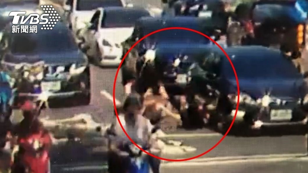 騎士差點被汽車輾過。（圖／TVBS）