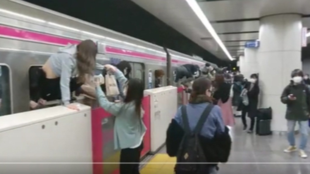 日本萬聖節電車殺人案！「小丑」刻意挑特急電車　乘客難逃跑