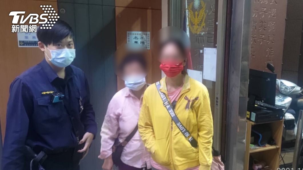 婦人女兒趕到派出所才讓媽媽鬆了一口氣。(圖/TVBS)