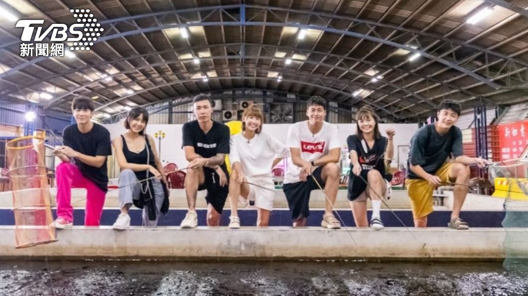 7人「夜衝」到釣蝦場玩耍。(圖/好看娛樂提供)