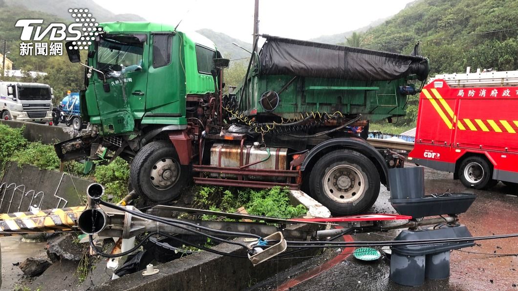 曳引車台2線撞倒電桿釀社區停電 車頭懸空駕駛受困