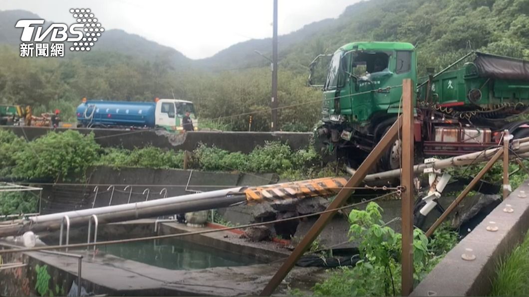 貢寮砂石車撞斷電桿！衝破護欄車頭懸空　鄰近住戶慘停電