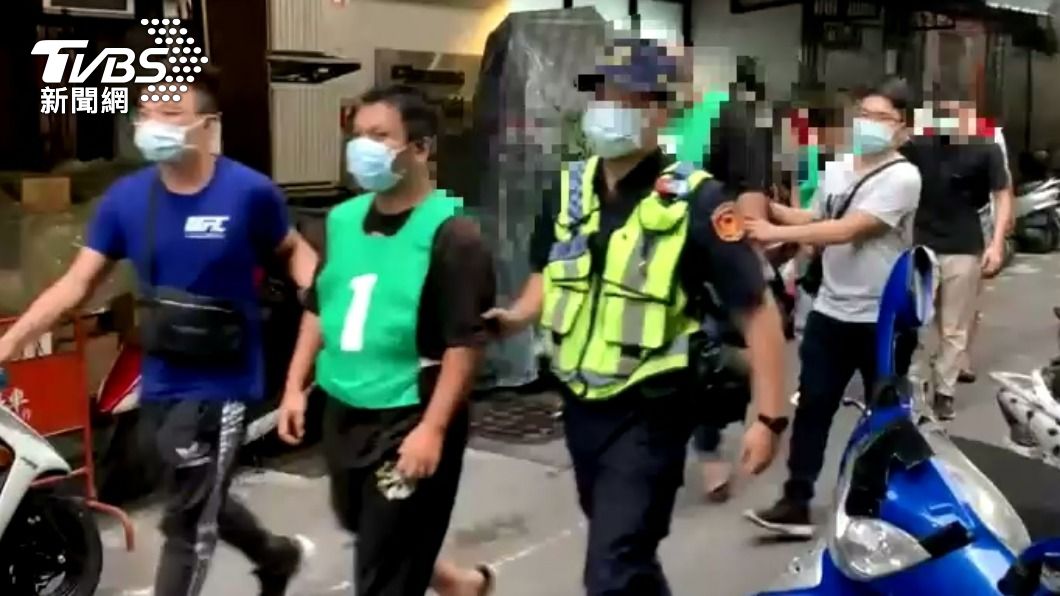 警方在屋內一共逮捕25人。(圖/TVBS)