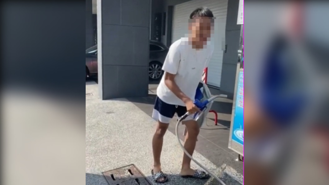 少年將水槍拿起來對嘴巴狂灌。（圖／翻攝自抖音）