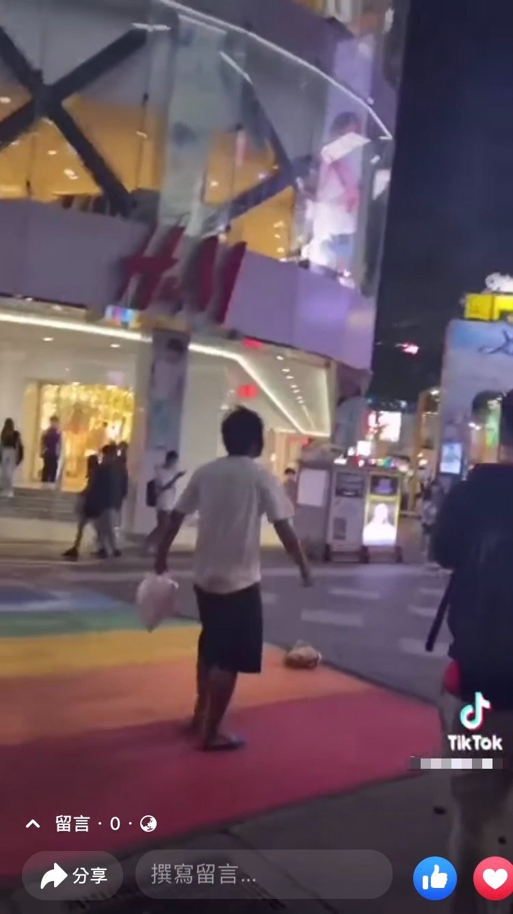街友無故遭受攻擊。(圖/翻攝自「爆料公社」)