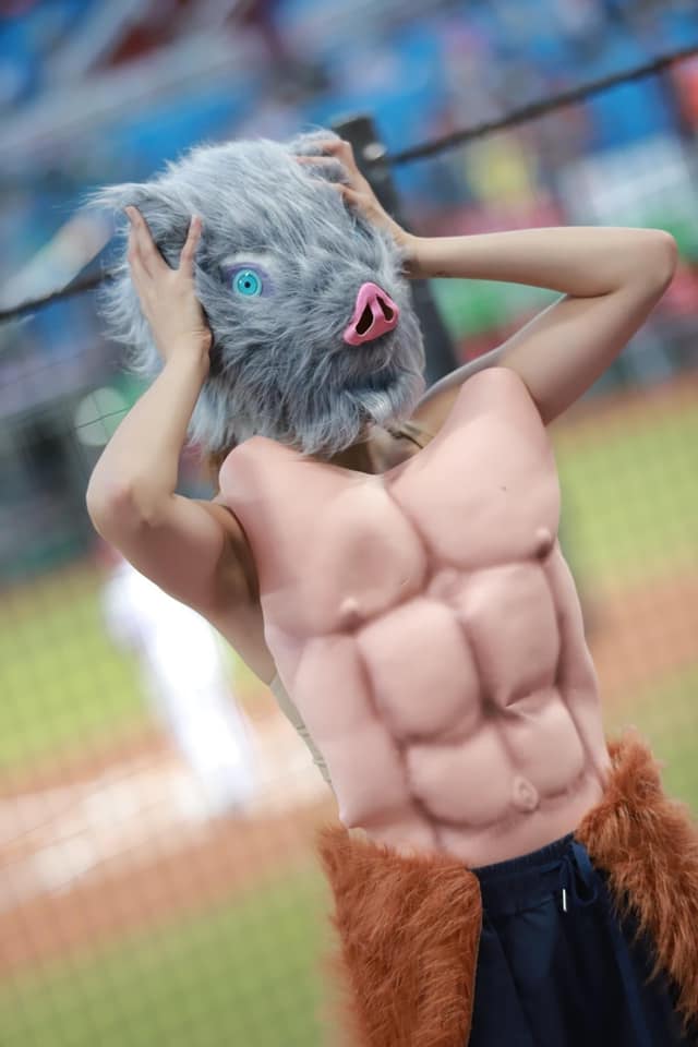 陳伊扮成嘴平伊之助。(圖/翻攝自虎牙陳伊Facebook)
