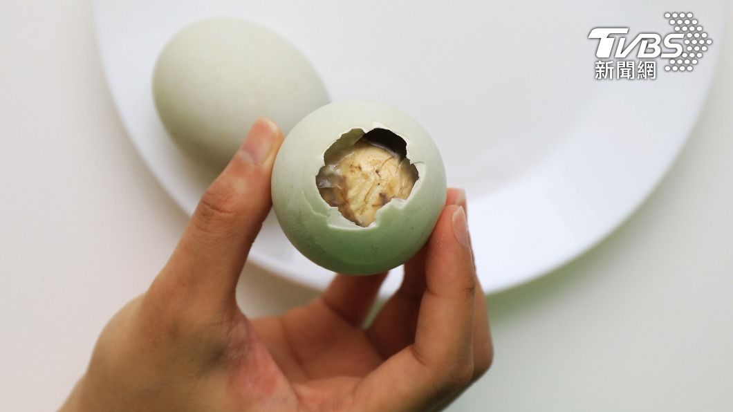 鴨仔蛋又稱為毛鴨蛋,是東南亞一帶的特色美食。(示意圖/shutterstock達志影像)