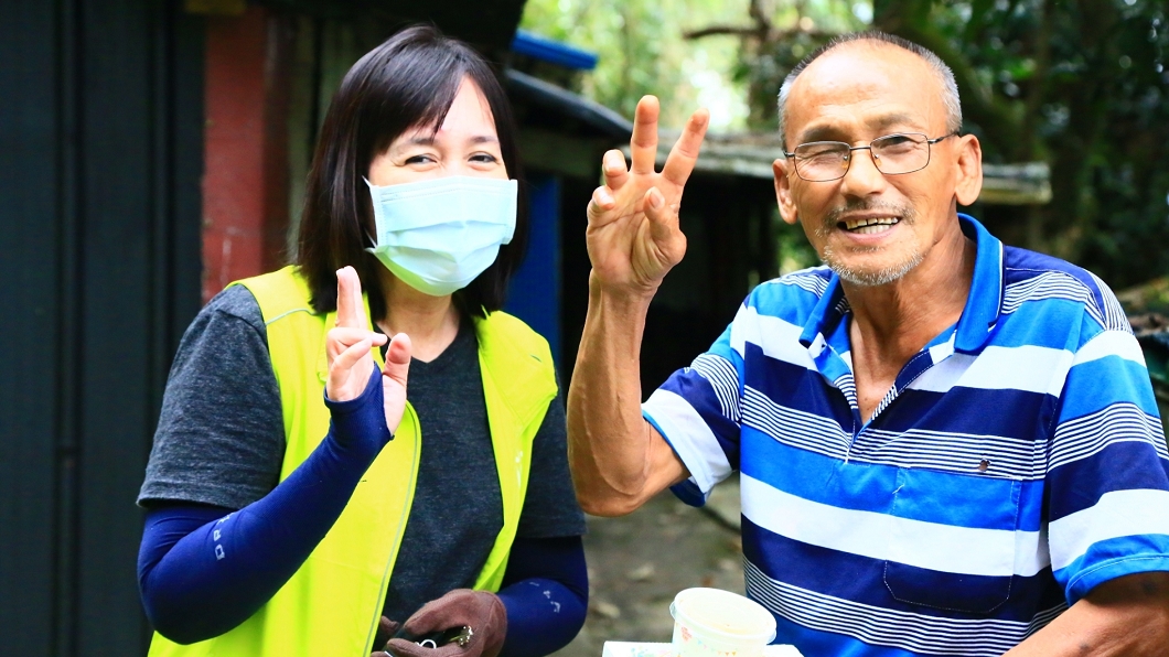 第一線服務的關懷讓長輩展開笑顏。(圖/一粒麥子基金會提供)