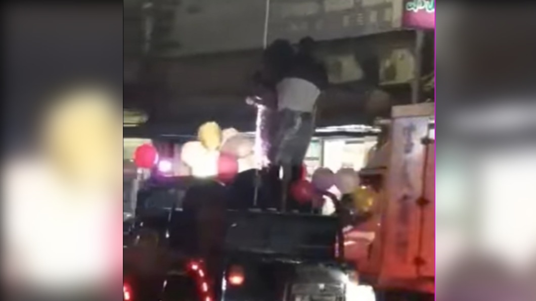 音響大肆播放生日快樂歌。（圖／翻攝自臉書綠豆嘉義人）