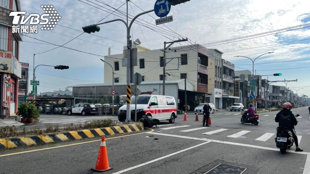 救護車急送傷患就醫！撞上直行女騎士　她噴飛數米摔車道