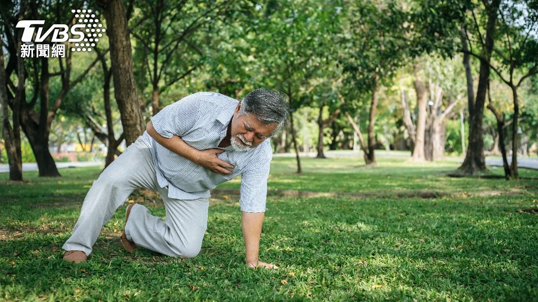醫師指出,如果有強烈胸痛就要警覺。(圖/shutterstock達志影像)